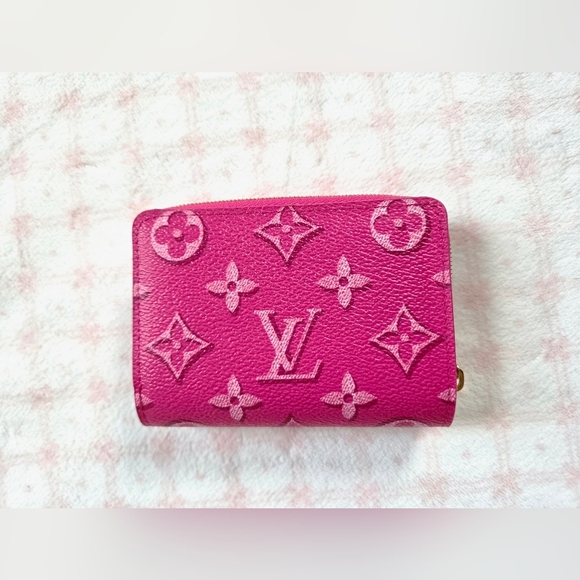 Louis Vuitton Lou Wallet – Fall For You Monogram Fuchsia (Full Set, Gift-Ready) - Picture 2 of 5